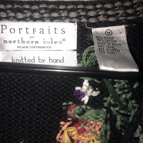 Portraits By Northen Isles Sweater Size medium - Picture 2 of 8